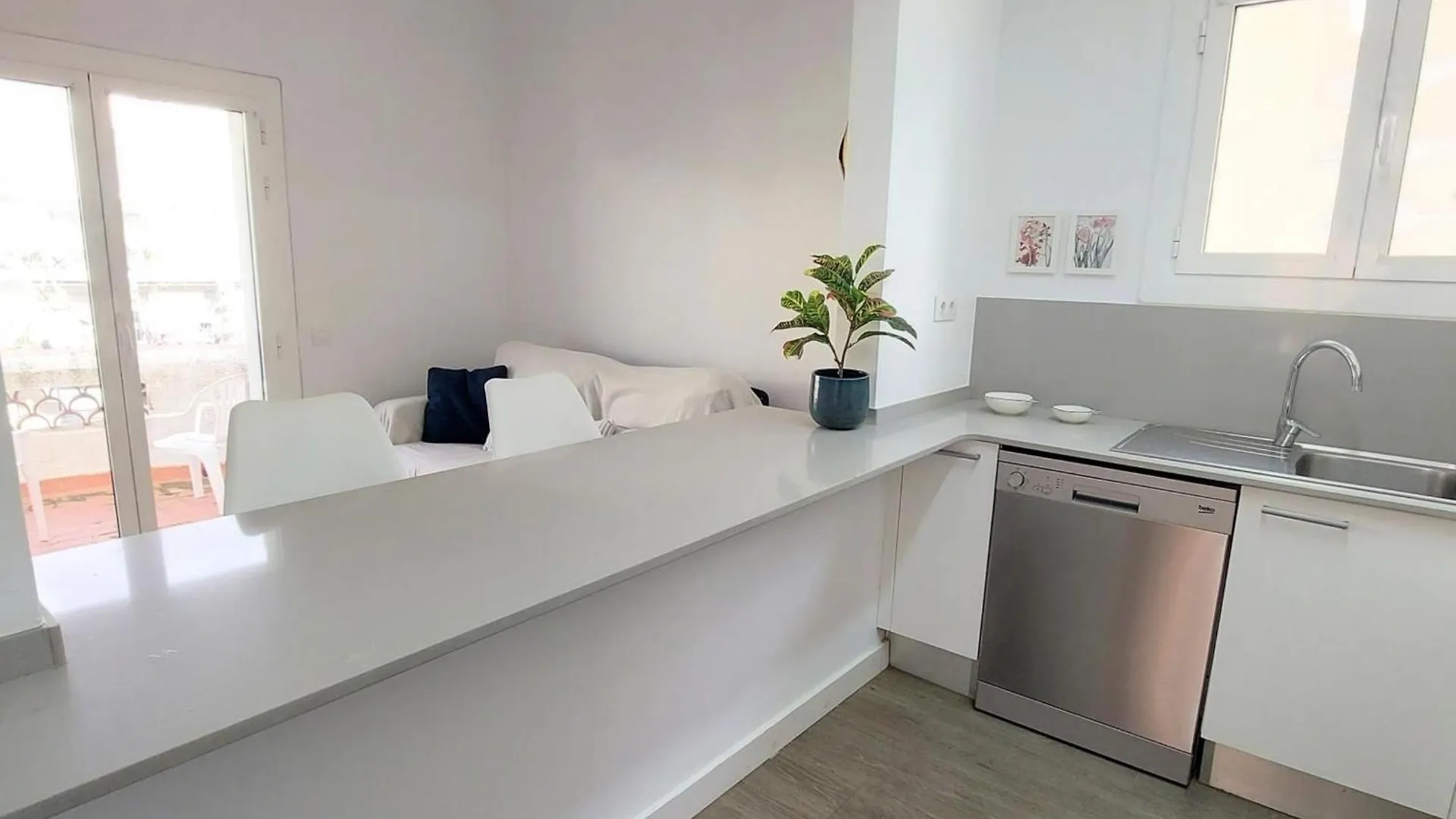 Apartamento Comodo En Llanca, Cerca De Playas Y Tiendas, Wifi Incluido - Es-170-94 0*, Llanca